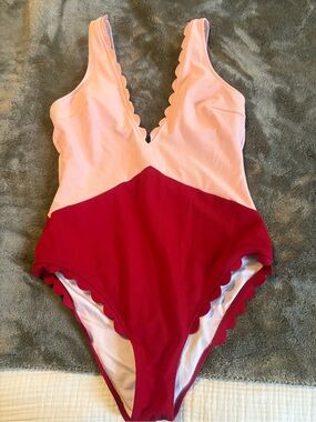 Cupshe Two-Tone Scallop One-Piece Swimsuit in Light Pink and Deep Red